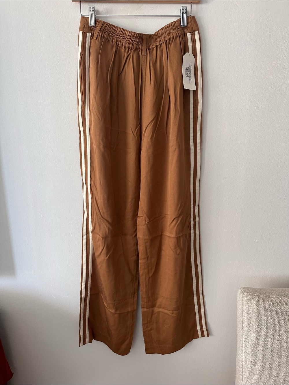 NWT. Donni. Twill Pleated Stripe Pants in camel with ivory side strip sz medium
